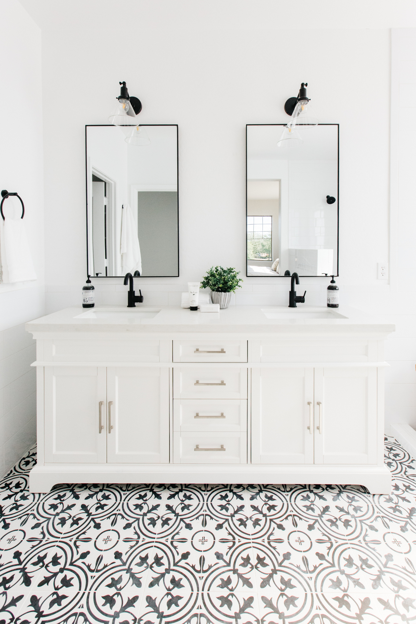 black and white bathroom